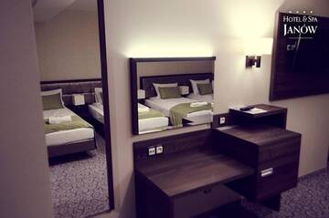 Фото номера Трехместный номер Отель Hotel Janów г. Янув-Любельский 3
